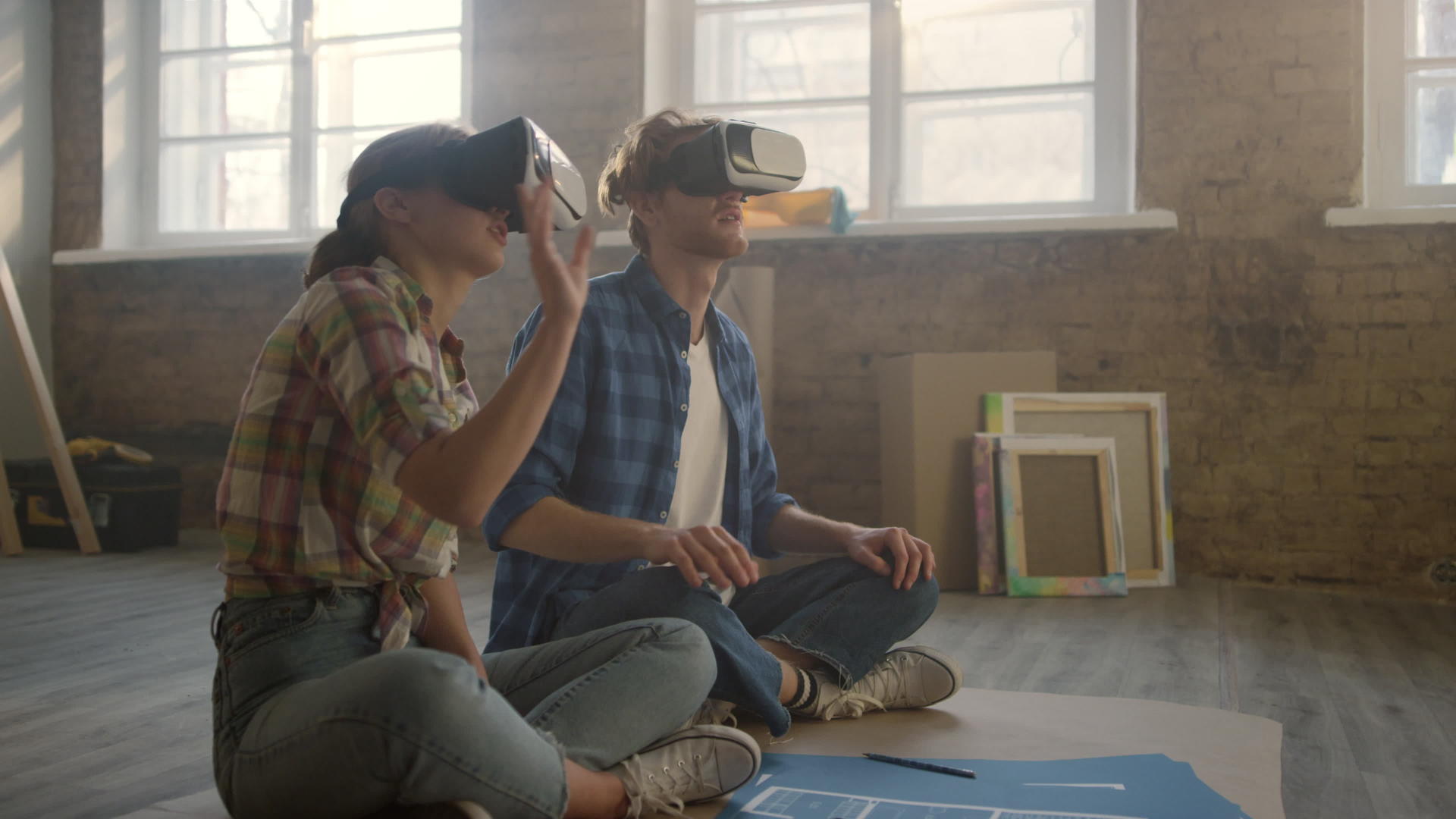 夫妇用VR眼睛看装修后的新公寓效果图视频的预览图