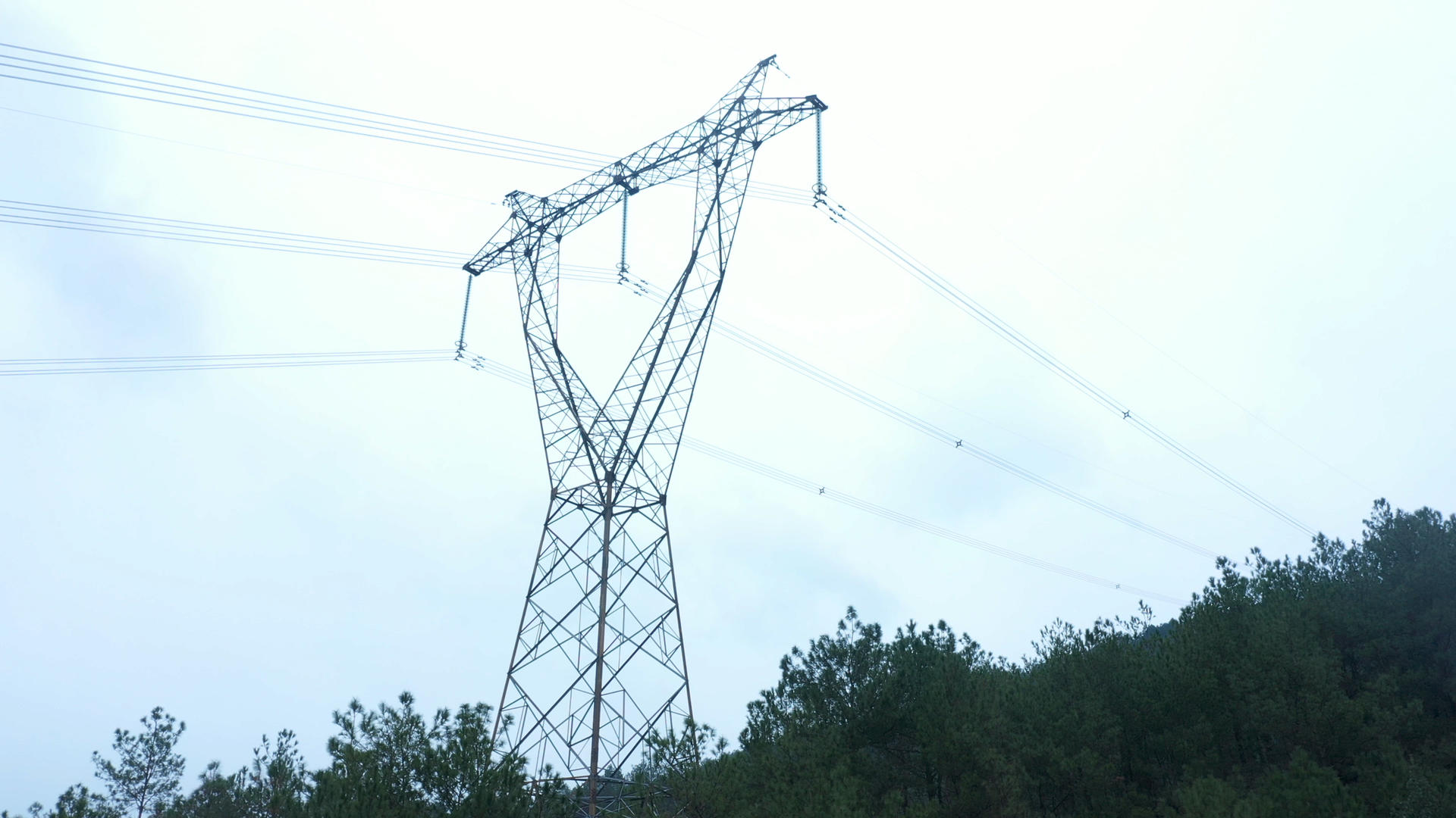 4K航拍宏伟大山深处电力铁塔线路国家基建能源输送建设视频的预览图