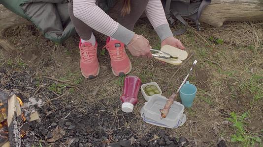 年轻女性做香肠三明治视频的预览图