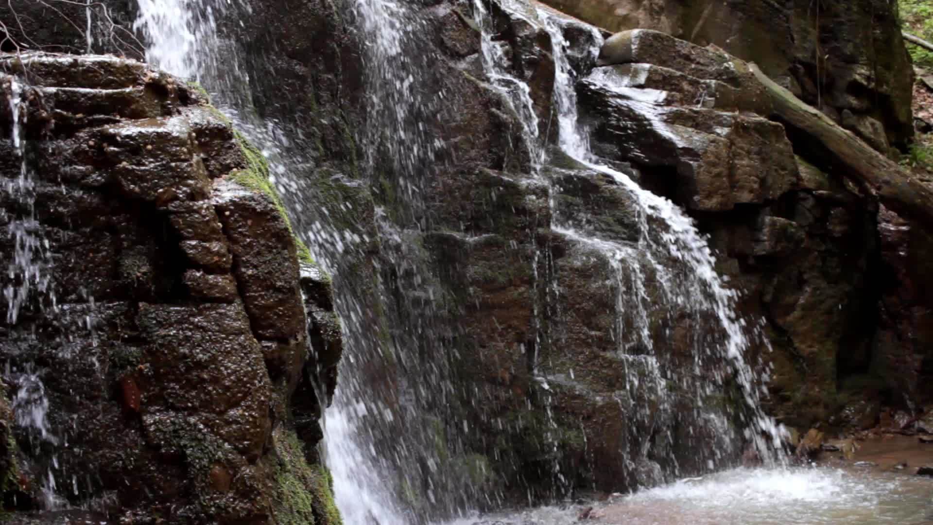 美丽的瀑布岩山野林流水下山视频的预览图