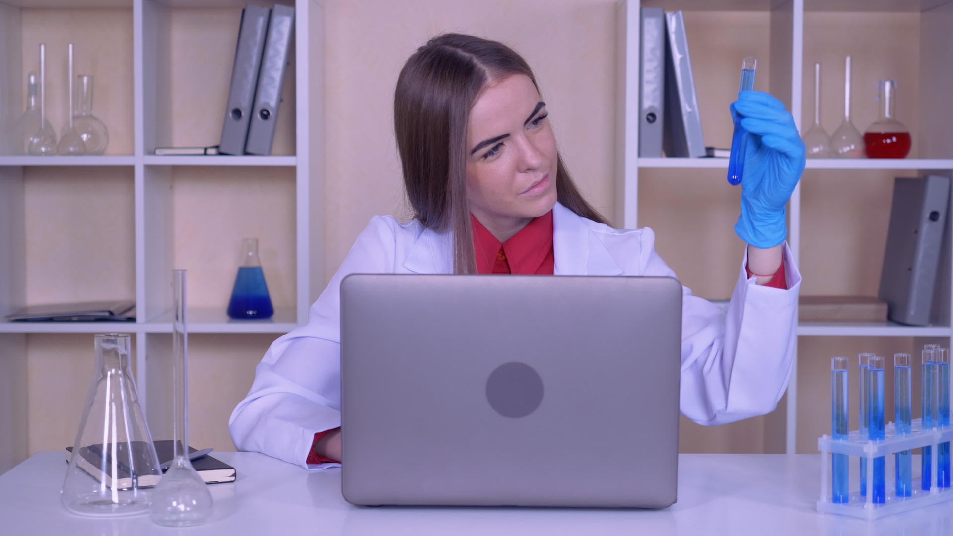 女性在实验室工作视频的预览图