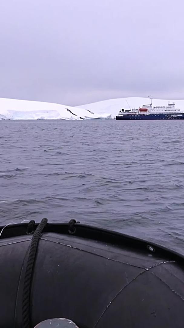 乘坐橡皮艇登陆南极大陆视频的预览图
