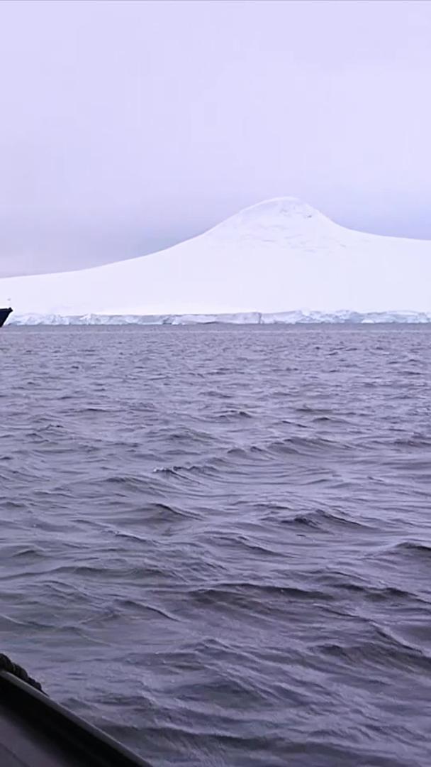 乘坐橡皮艇登陆南极大陆视频的预览图