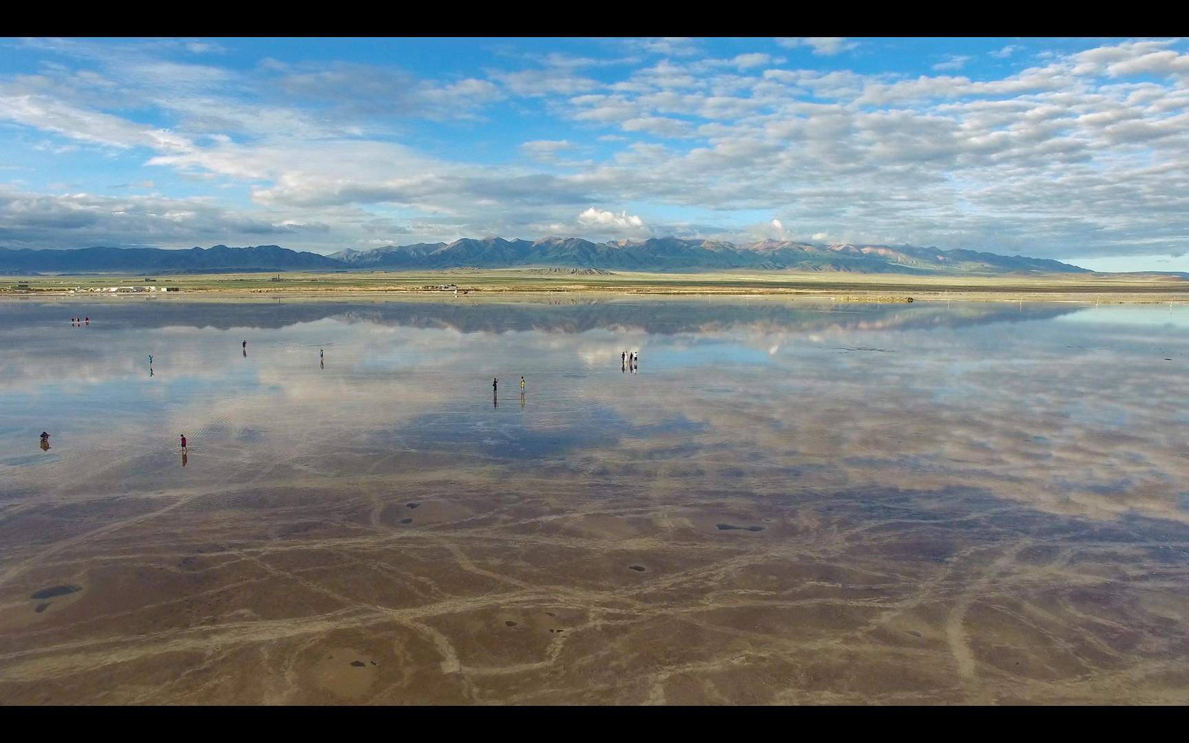 青海茶卡盐湖景区4K航拍视频视频的预览图