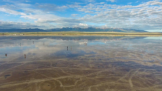 青海茶卡盐湖景区4K航拍视频视频的预览图