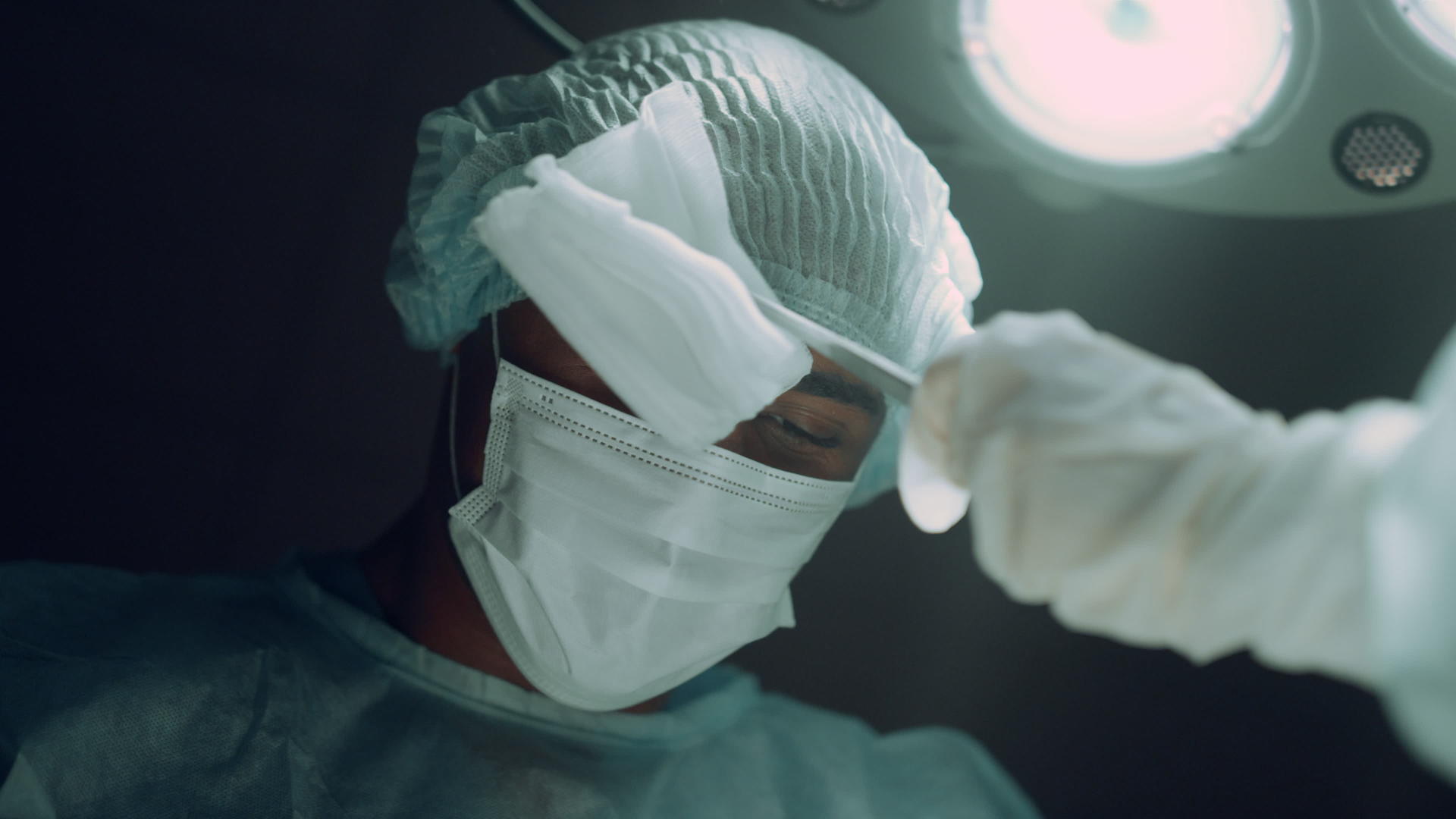 外科医生在黑暗的诊所病房进行了艰苦的手术视频的预览图