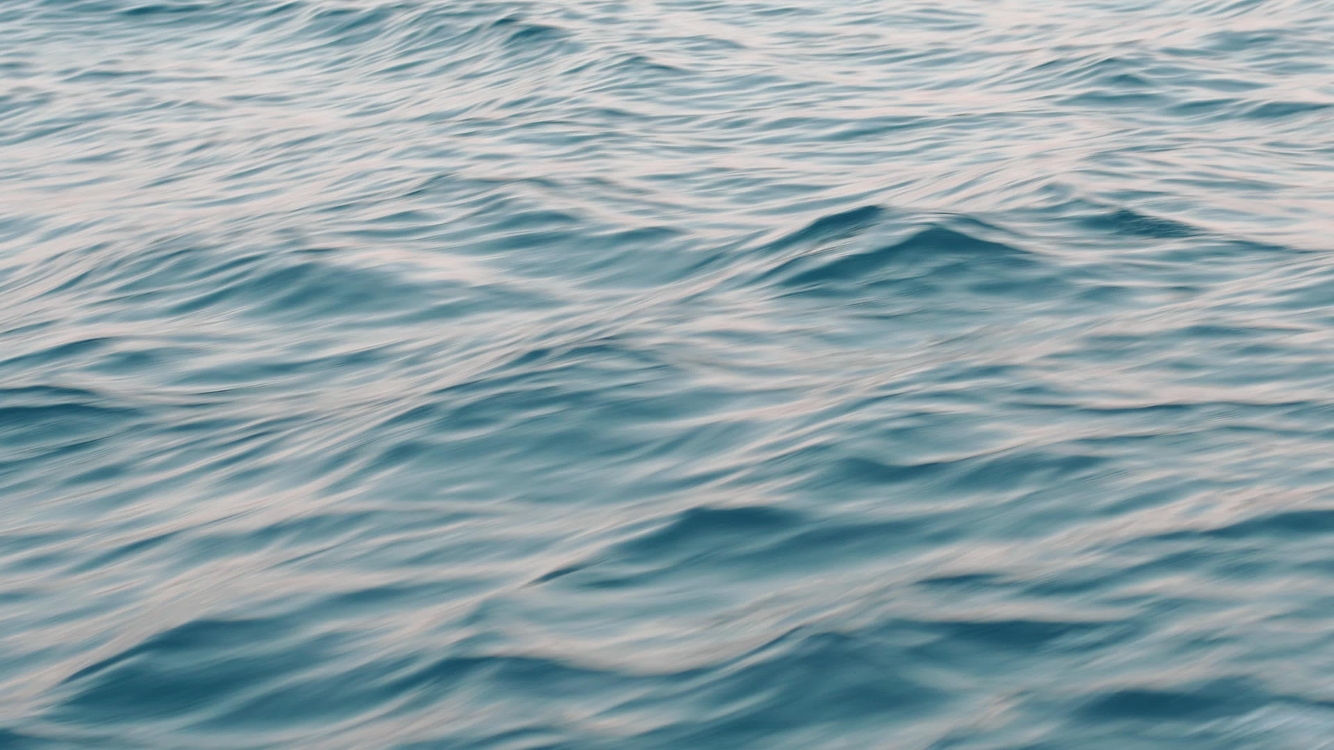 清澈透亮的蓝色水面空镜面视频的预览图