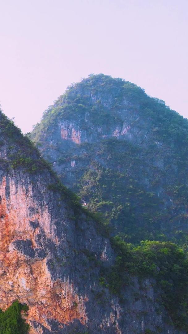 阳朔著名景点月亮山游客登山爬山风光航拍视频的预览图