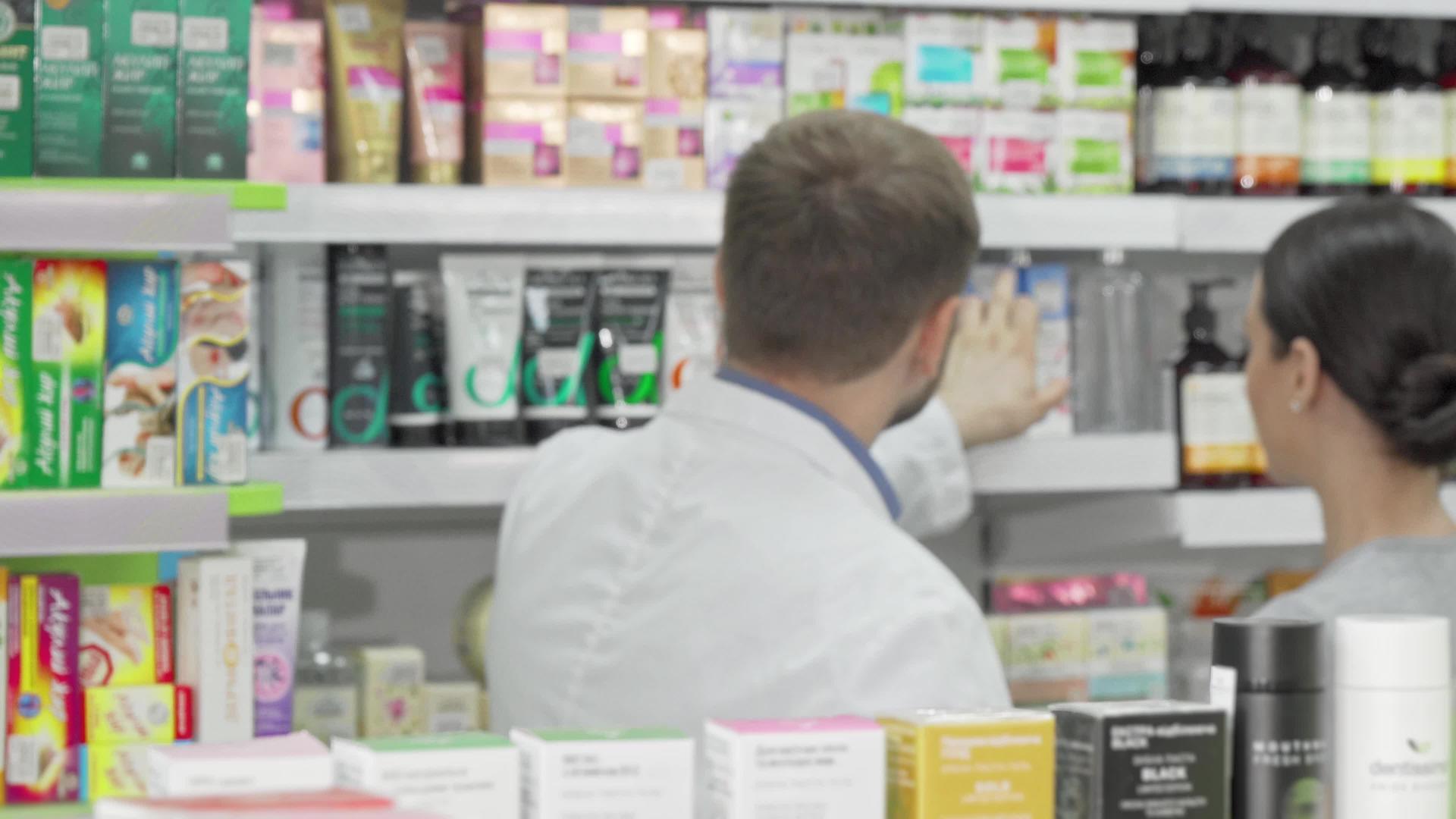 男药师和他的女顾客讨论了产品的销售视频的预览图