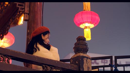 4K实拍美女在中国年味街头许愿视频素材视频的预览图