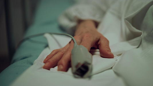 脉搏血氧仪患者的手指在病房中视频的预览图