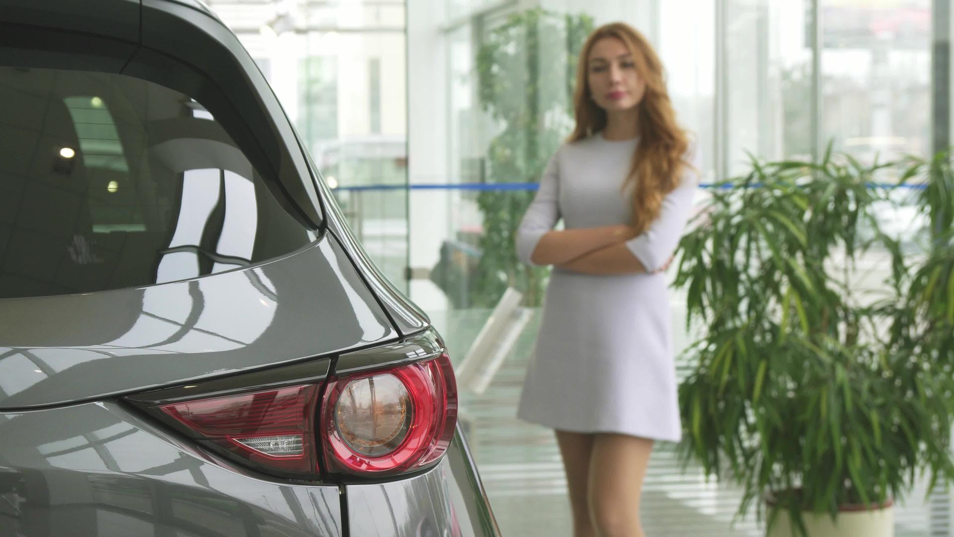 当经销商选择新车时他们会想到漂亮的女人视频的预览图
