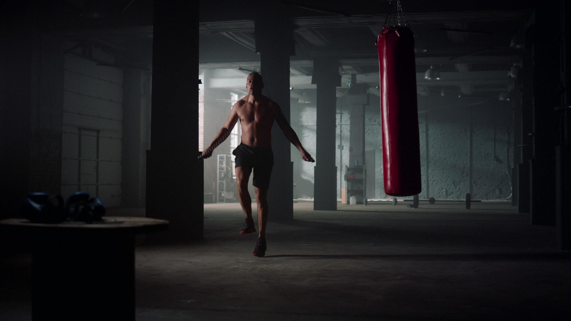 健身男在健身房跳绳做有氧运动视频的预览图
