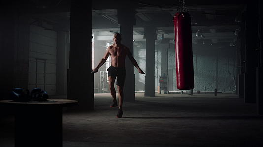 健身男在健身房跳绳做有氧运动视频的预览图