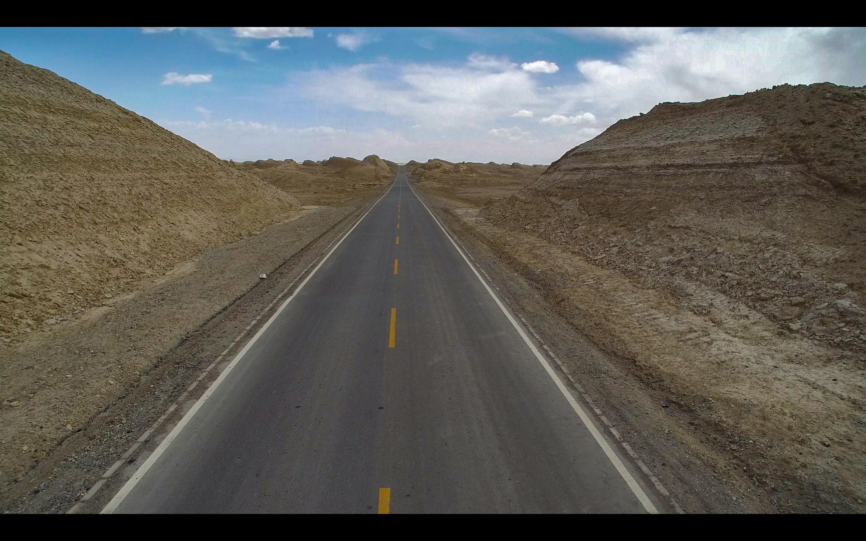 青海柴达木盆地无人区公路4K航拍视频视频的预览图