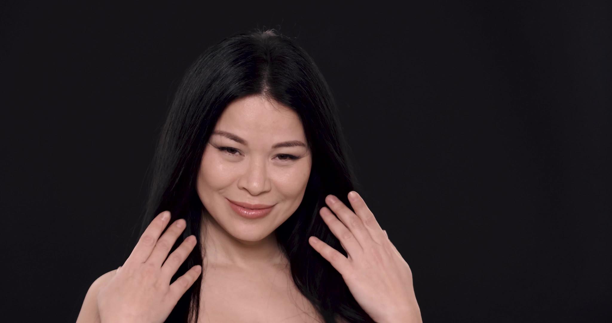 性感的亚洲女性拥有美丽的美丽和完美的皮肤视频的预览图