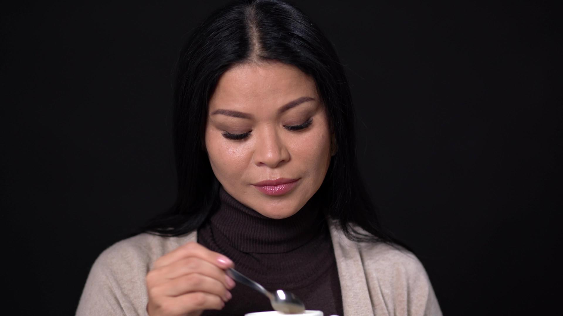 黑发女人用白杯子喝咖啡视频的预览图