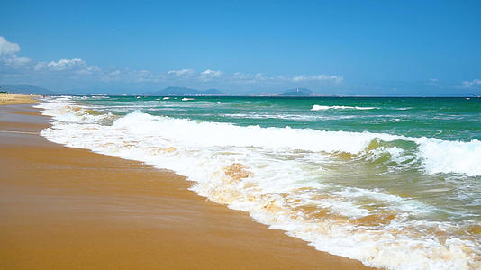 三亚海浪拍打沙滩视频的预览图
