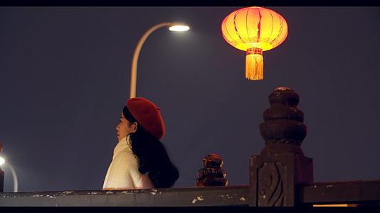 4K实拍美女在中国年味街头行走视频素材视频的预览图