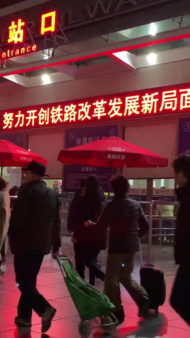 上海火车站春运返城人流【这个编辑类视频没有肖像权不推荐商业使用】视频的预览图