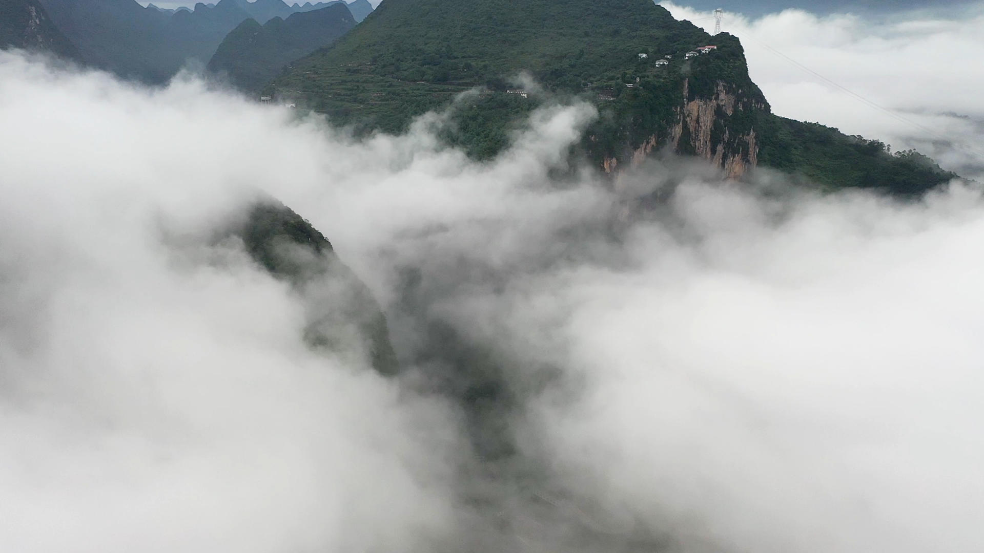 航拍贵州深山云海4K素材视频的预览图