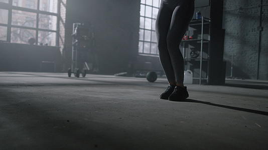 女运动员在健身房跳腿视频的预览图