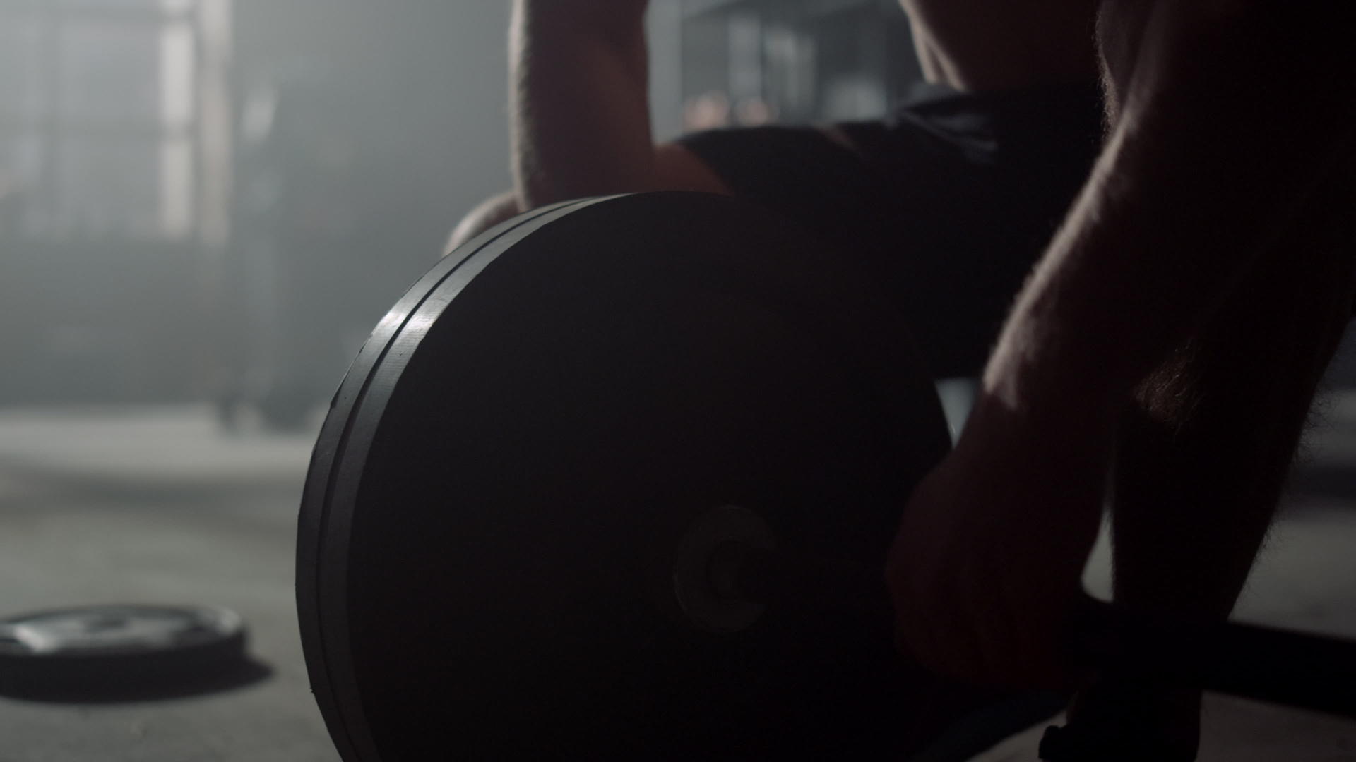 男运动员准备运动器材锻炼把盘子放在杠铃上视频的预览图