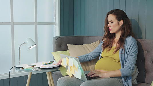 孕妇在家查看数据报告视频的预览图