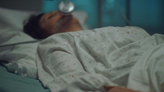 医院特写老年妇女躺着戴着氧气面罩视频的预览图