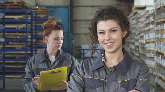 美丽快乐的工厂女工对着相机微笑视频的预览图