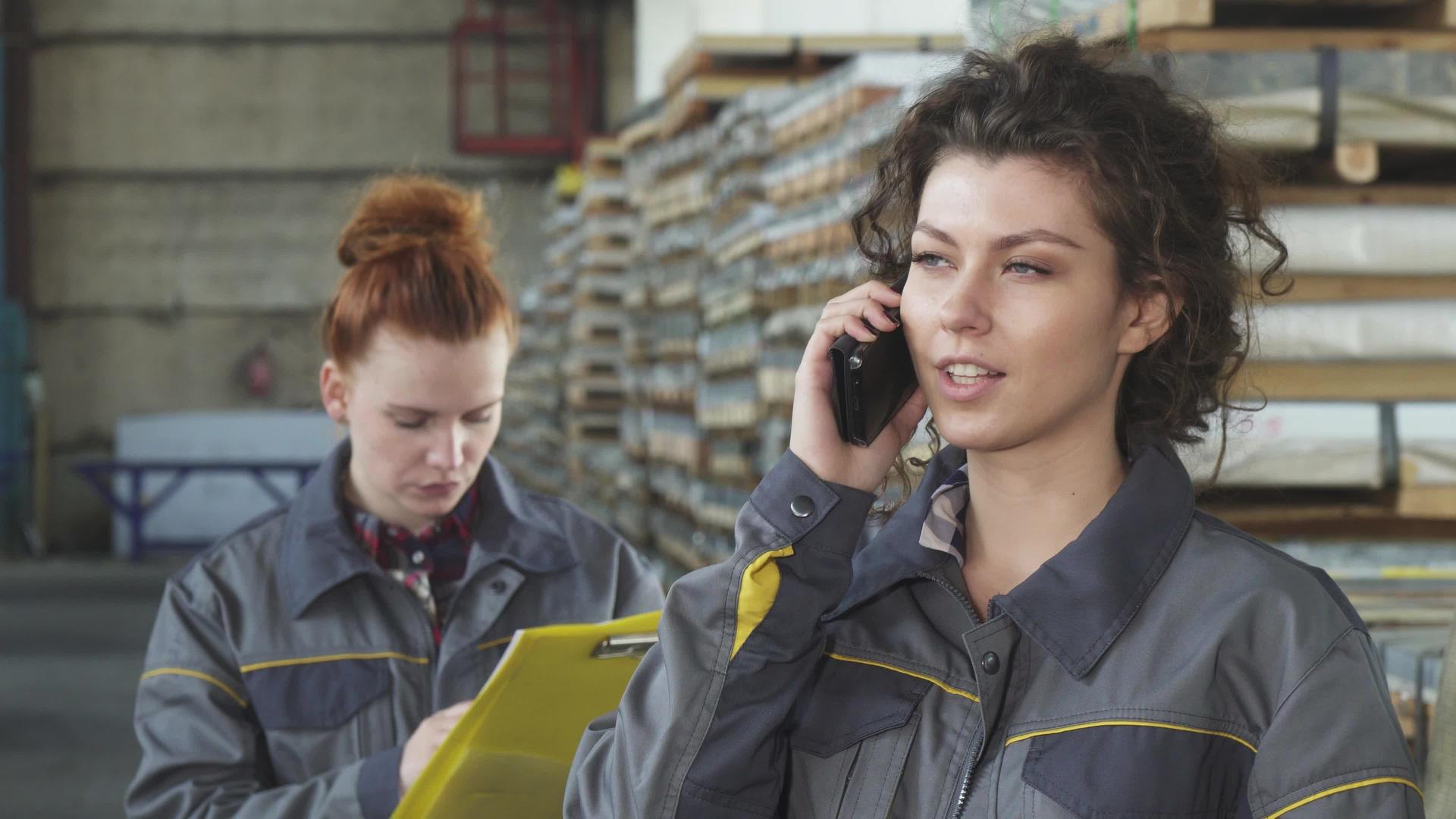 美丽快乐的工厂女工在电话里聊天视频的预览图