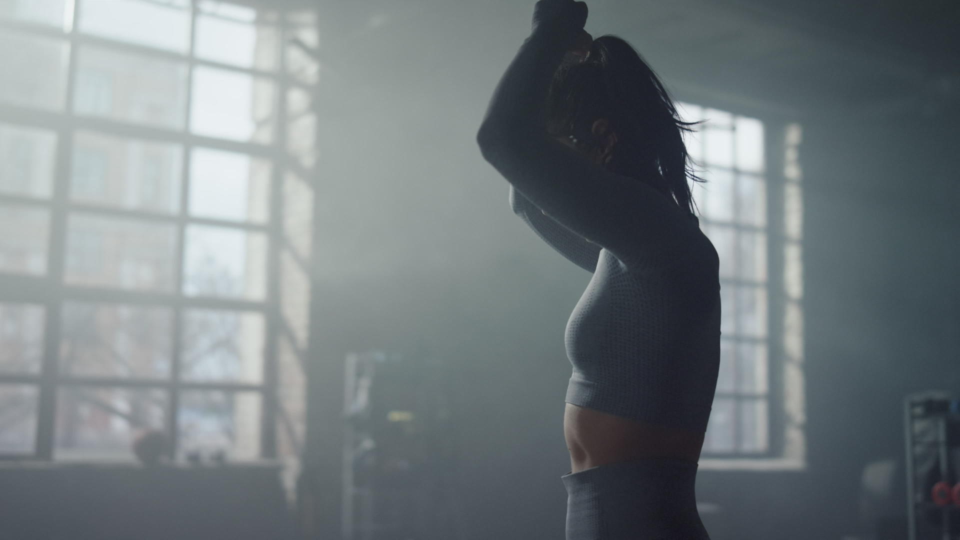 女性健身运动员在体育俱乐部训练前有固定的马尾辫视频的预览图