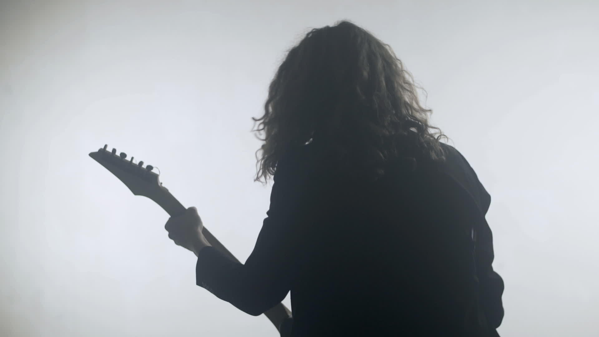 休瓦特演奏电吉他的摇滚音乐家假视频的预览图