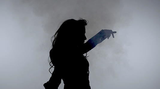 女人在烟幕的背景下跳舞视频的预览图