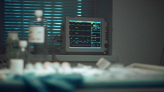 医院心率监测器显示现代诊所病房的脉压数据视频的预览图