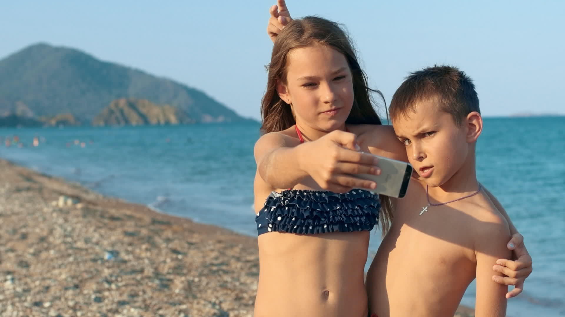 小女孩小女孩暑假在海边度假视频的预览图