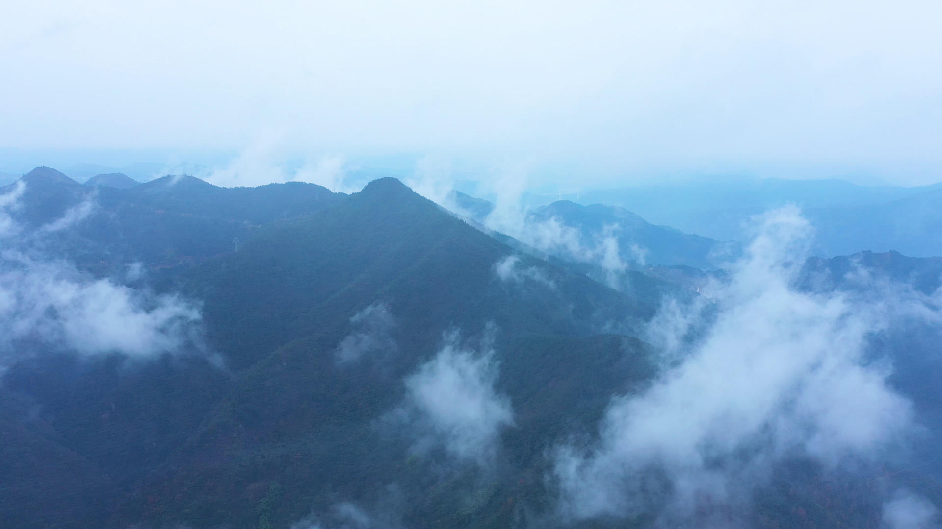 4K航拍宏伟大气自然气候变化群山之巅云雾缭绕仙境视频的预览图