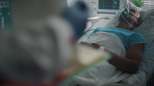 躺在床上戴着氧气面罩的病人医生检查病史特写视频的预览图