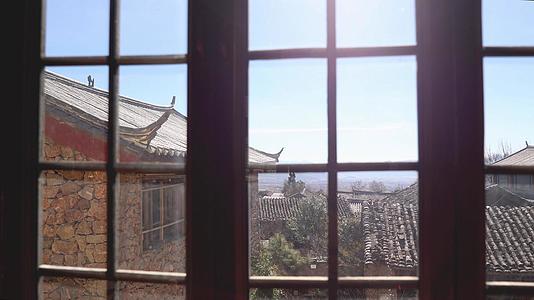 4K实拍古老窗户外阳光建筑风景视频视频的预览图