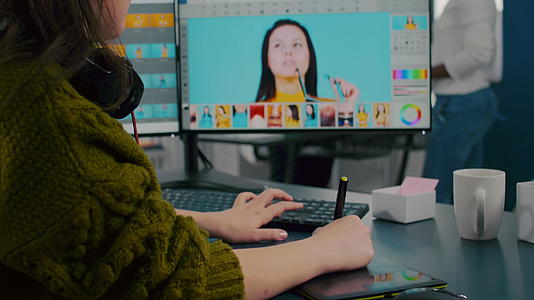 女性自由职业者从事计算机工作拥有照片编辑软件视频的预览图