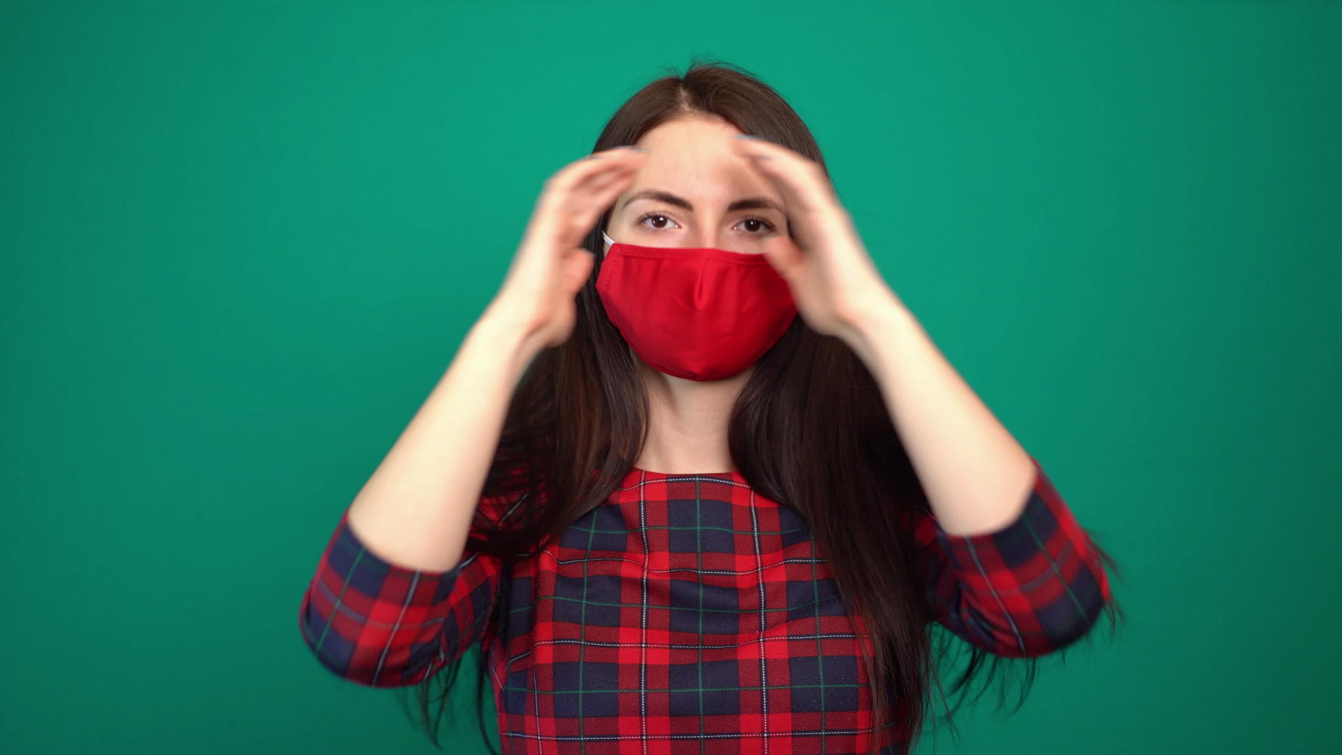 年轻女孩戴着红色医用面具理发视频的预览图