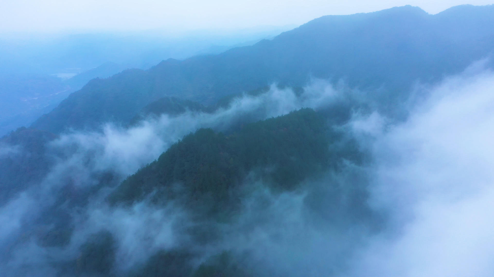 4K航拍群山之巅云雾缭绕仙境自然风光烟雨朦胧视频的预览图