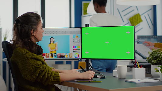 使用绿色屏幕显示器制作成套照片的女性更替者视频的预览图