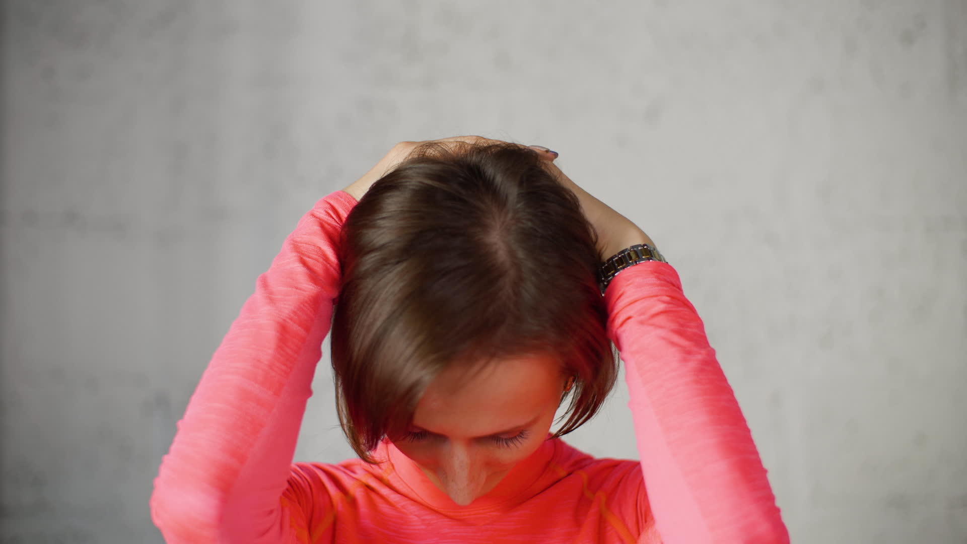 女人把手放在头和背上向前倾斜伸展颈部肌肉视频的预览图