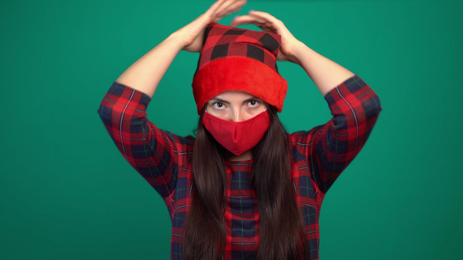 女性戴着红色医疗面罩和圣塔帽视频的预览图