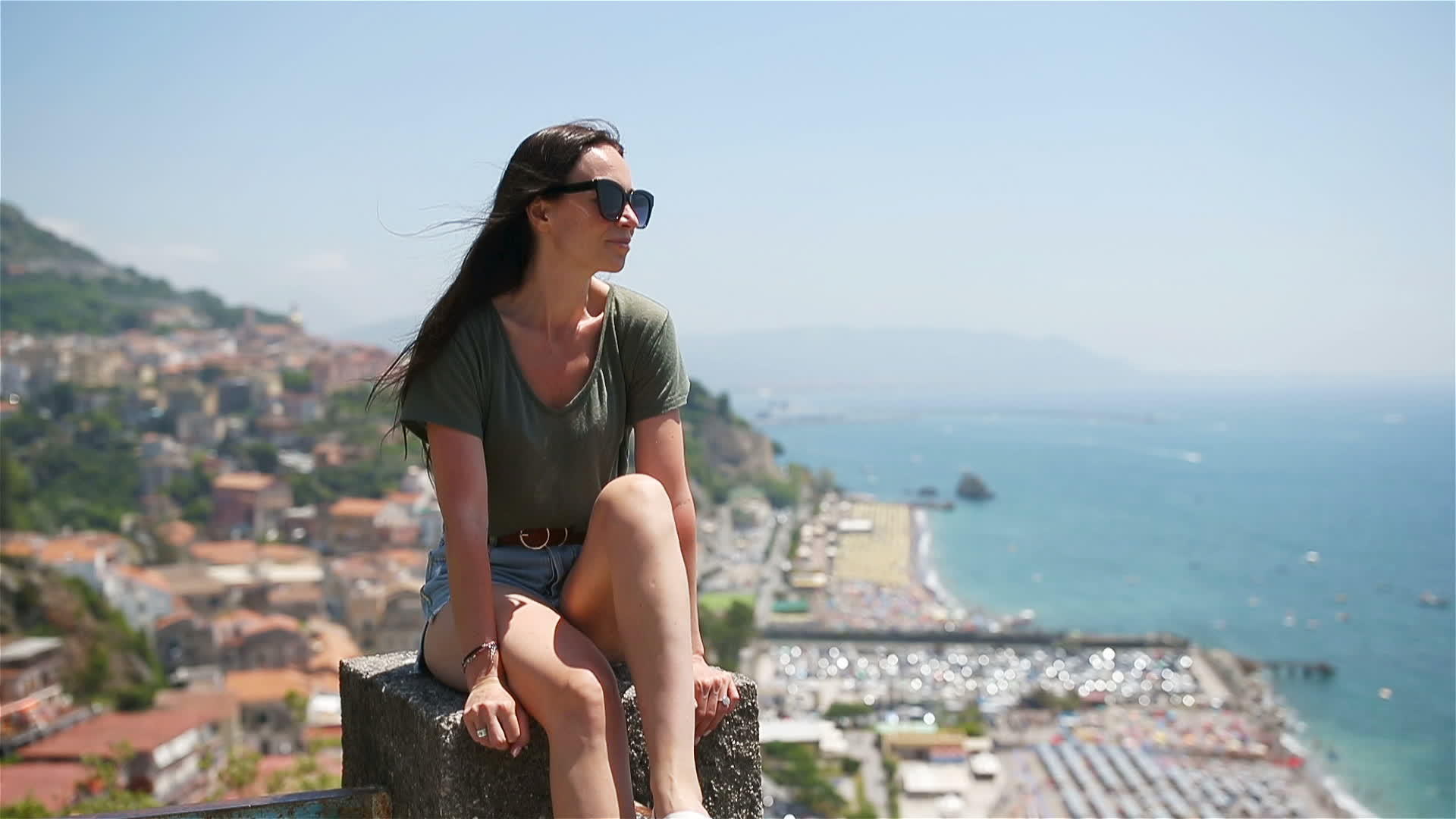 地中海和天空中的年轻女性视频的预览图