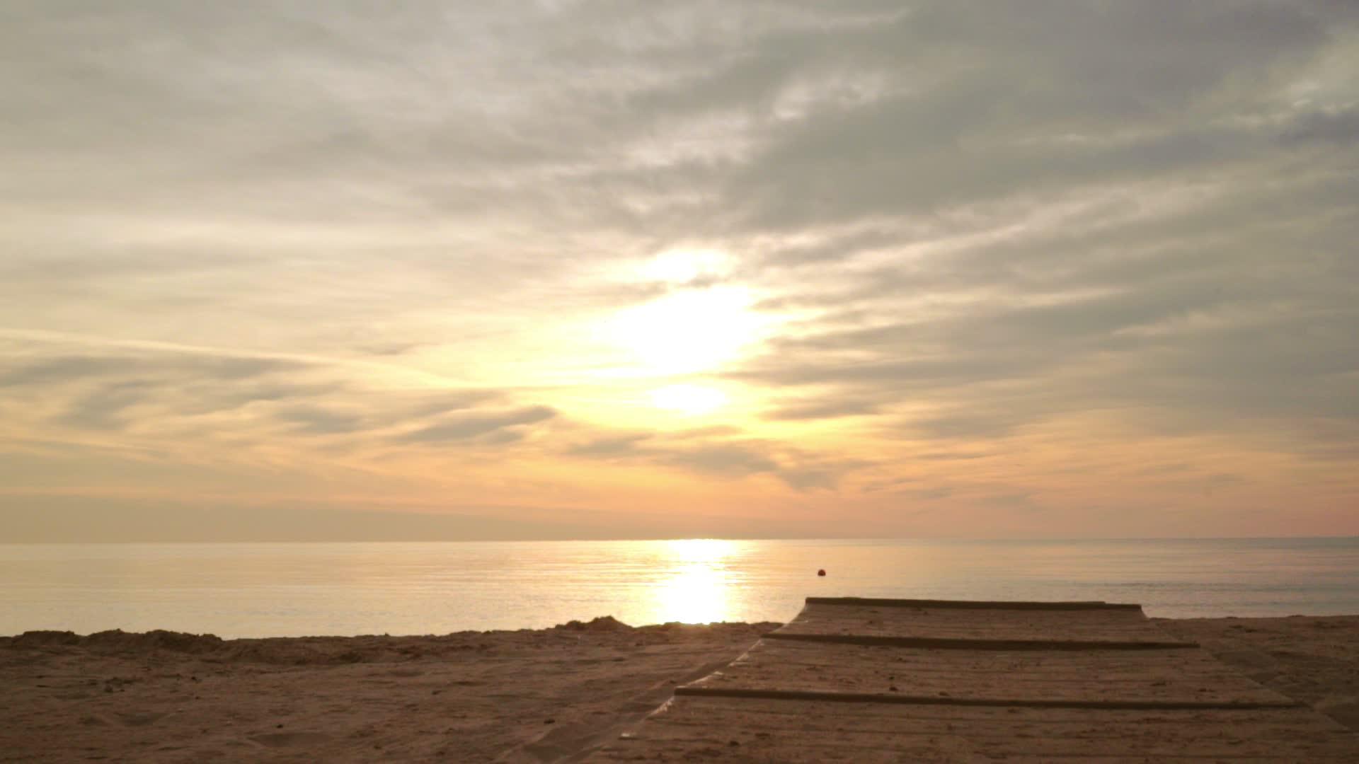 第一人海日出在日出海滩上行走视频的预览图