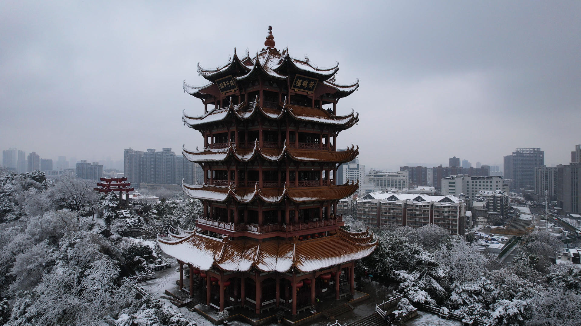 航拍冬天武汉雪景飘雪中的黄鹤楼古建筑4k素材视频的预览图