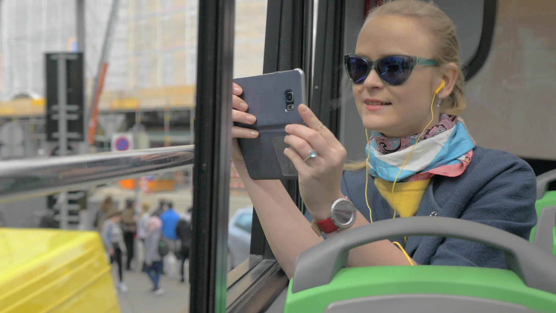 女性乘坐双层巴士在城市旅行视频的预览图