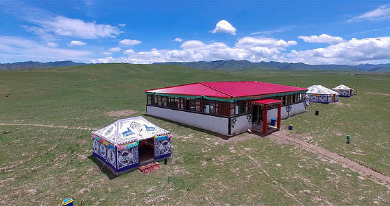 甘肃甘南藏地夏河桑科草原4K航拍视频视频的预览图
